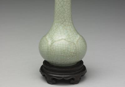 图片[3]-Porcelain long-neck vase with lotus-petal design in glaze imitating Ge ware, 18th century, Qing dynasty-China Archive